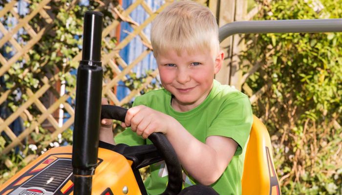 Junge auf Go-Kart