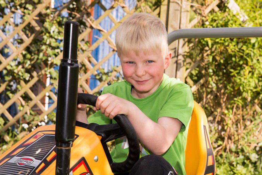 Junge auf Go-Kart